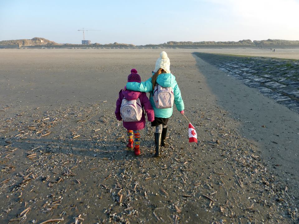 twee meisjes op het strand